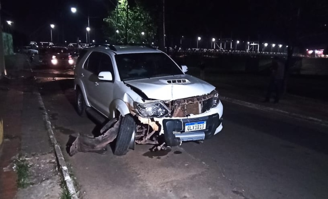 Motorista se distrai, perde a direção e colide contra muro da PRF